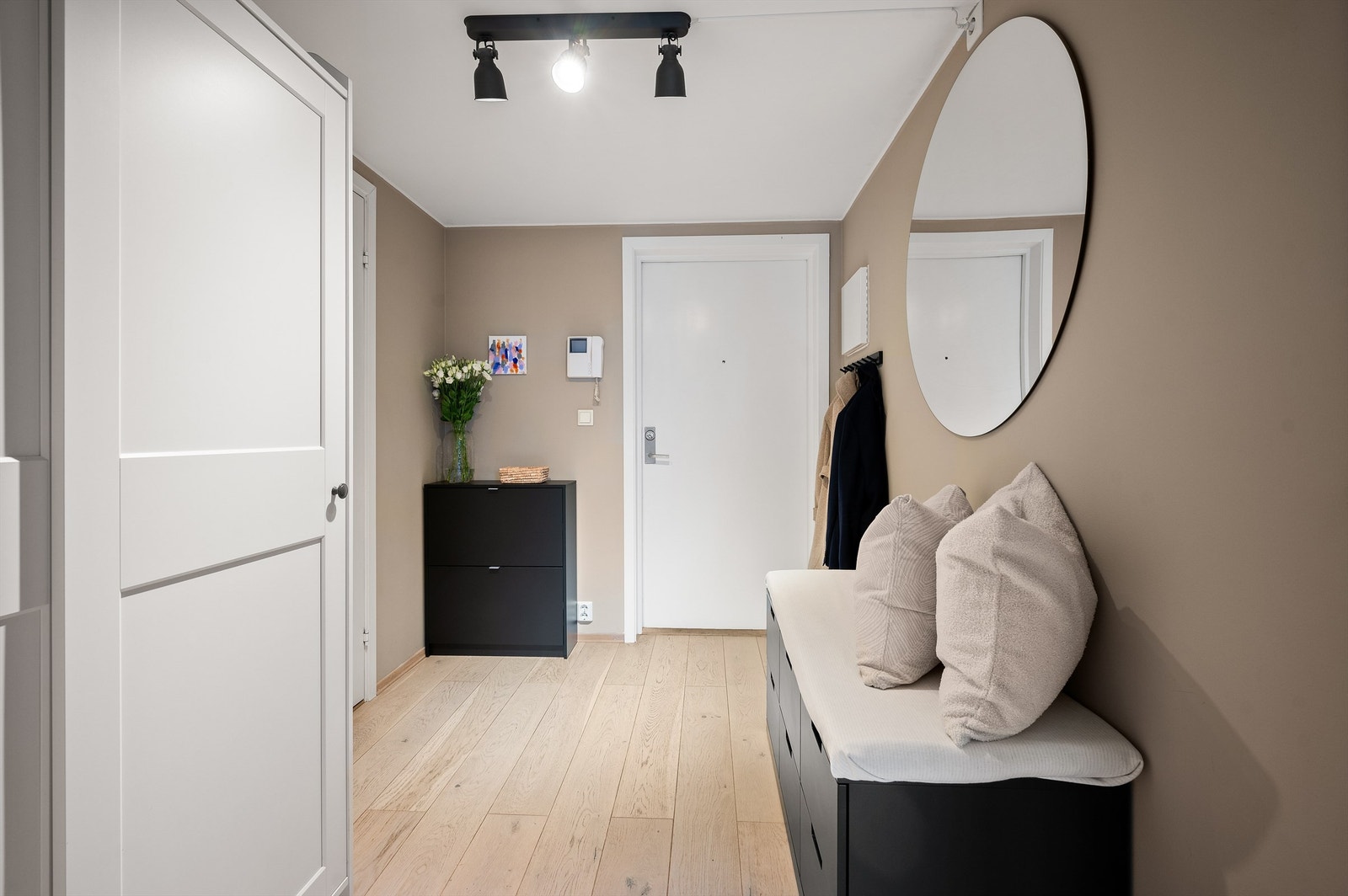 Veggflatene er malt i en lun tone og på gulvet er det eikeparkett Galleribilde