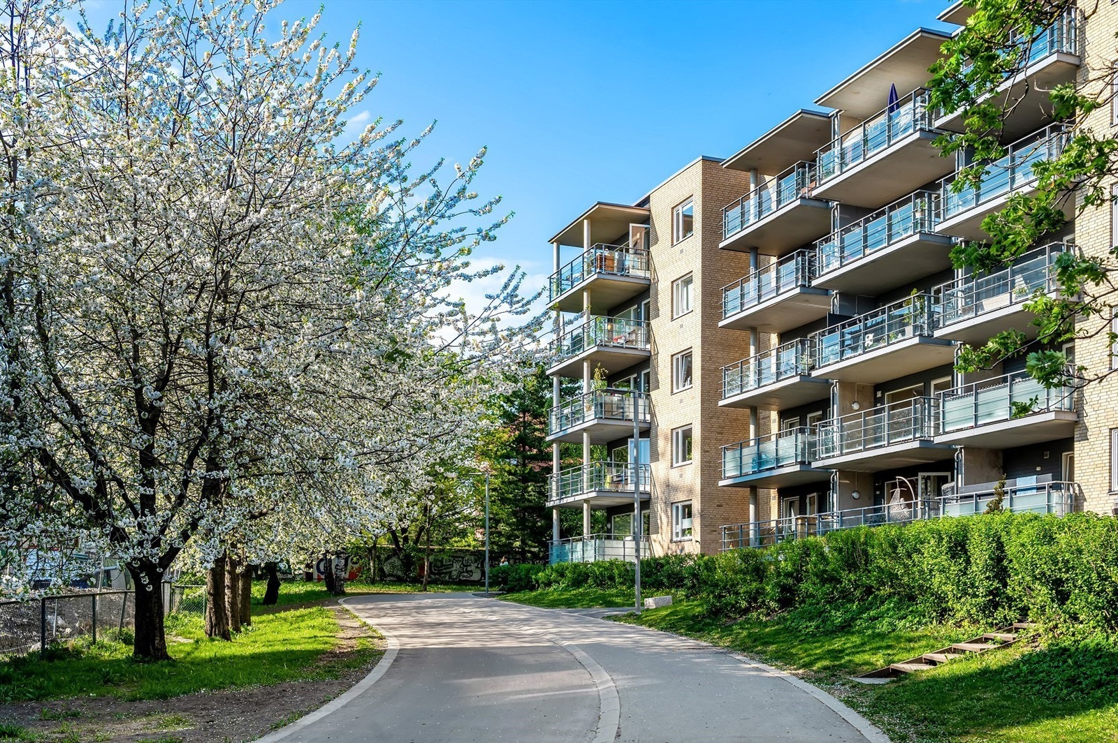 Fasaden - flott beliggenhet i byggets tredje etasje Galleribilde