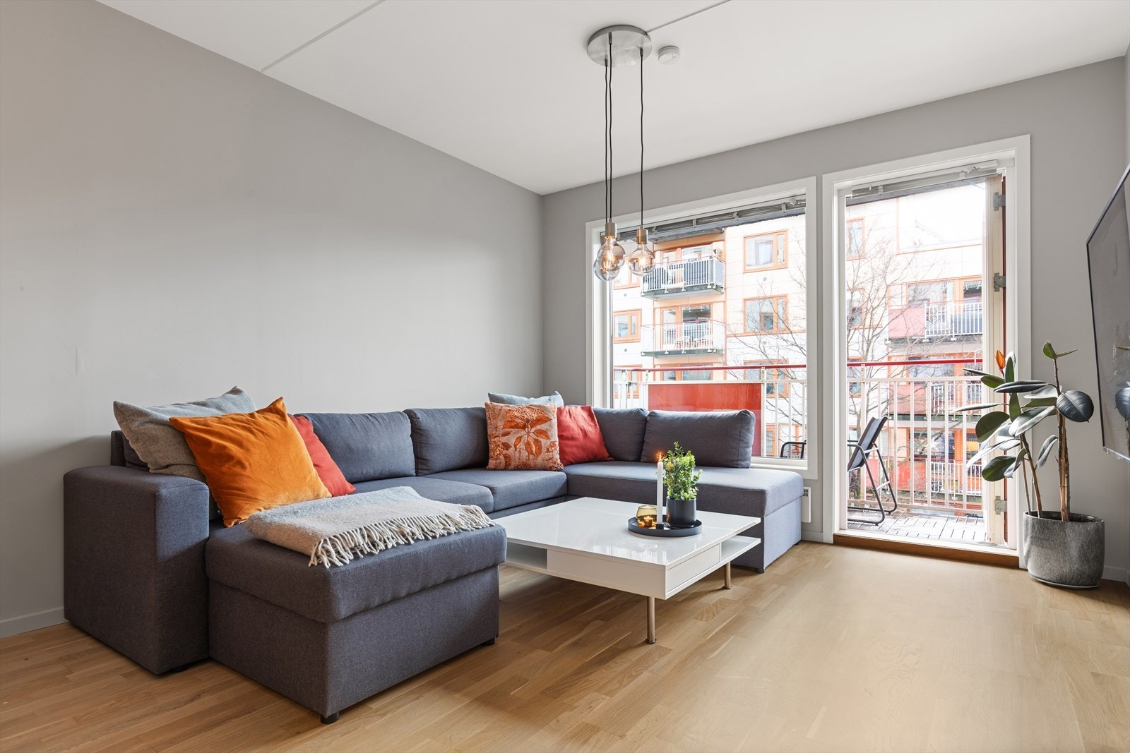 Tiltalende og fin 2-roms + 1-roms hybel leilighet med attraktiv beliggenhet på Carl Berner/Sinsen. Leiligheten ligger fint til i byggets 3.etasje med heisadkomst, solrik balkong på 5kvm og moderne standard, som skaper en god atmosfære. Galleribilde