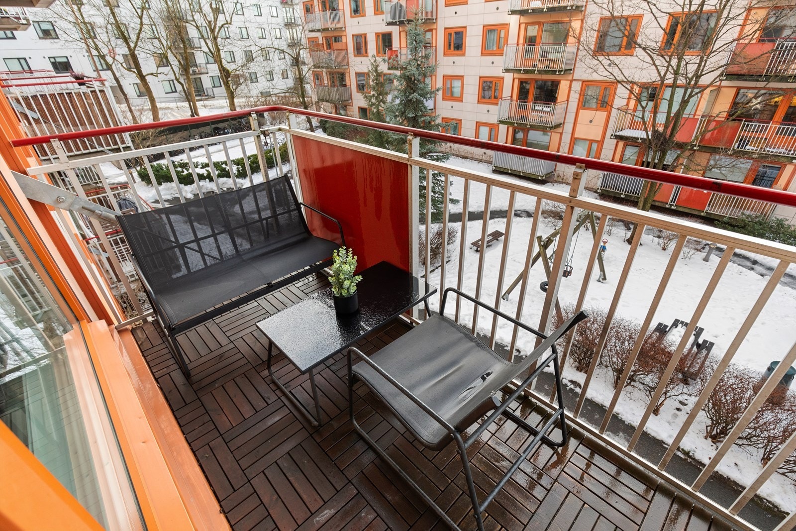 Balkong på 5kvm med sol fra ca. 09-20 på sommerstid. Galleribilde