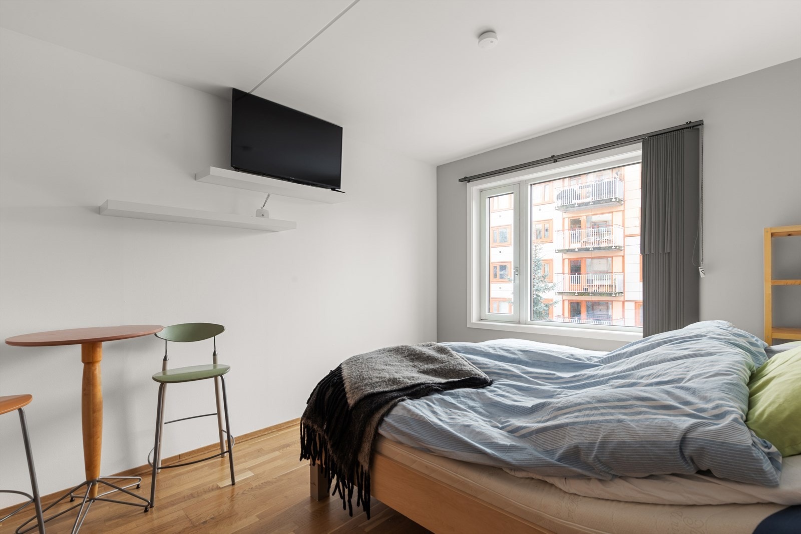 Hybelen fremstår som lys og pent og består av entre, baderom, kjøkken og stue. Galleribilde