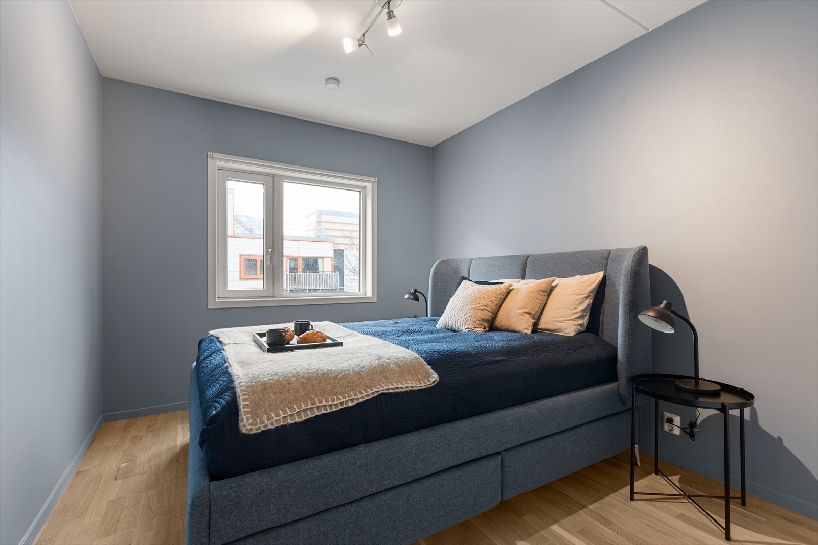 Romslig og innbydende soverom, med god plass til dobbeltseng, tilhørende møblement og skyvedørsgarderobe. Galleribilde