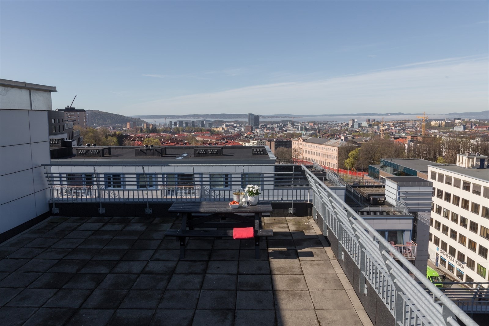 Leiligheten disponerer i tillegg en kjellerbod på ca. 5 kvm. Samt stor, felles takterrasse for borettslaget. Galleribilde