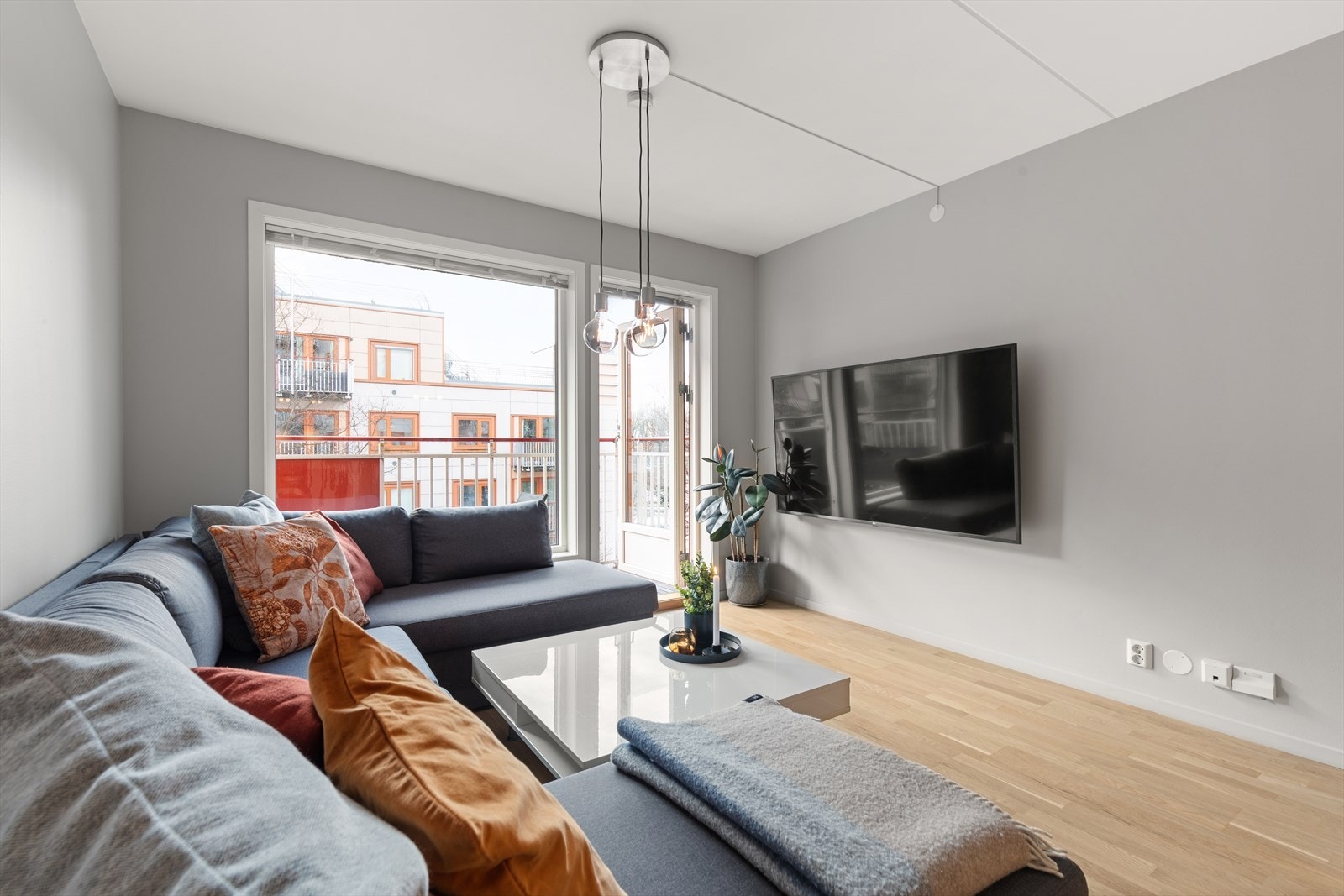 Leiligheten fremstår som lys og luftig med en god planløsning bestående av 40kvm hoveddel og 20kvm hybel. Galleribilde