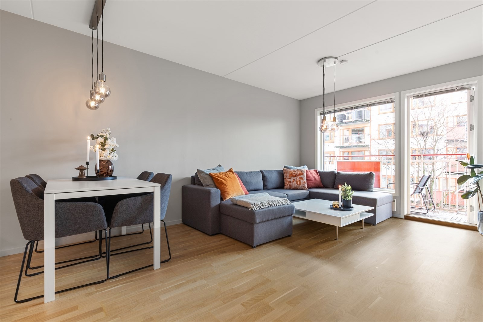 Lys og luftig stue. Stuen har god plass til stor sofagruppe, spisebord og store vindusflater som gir rikelig med naturlig lys og fritt utsyn. Galleribilde