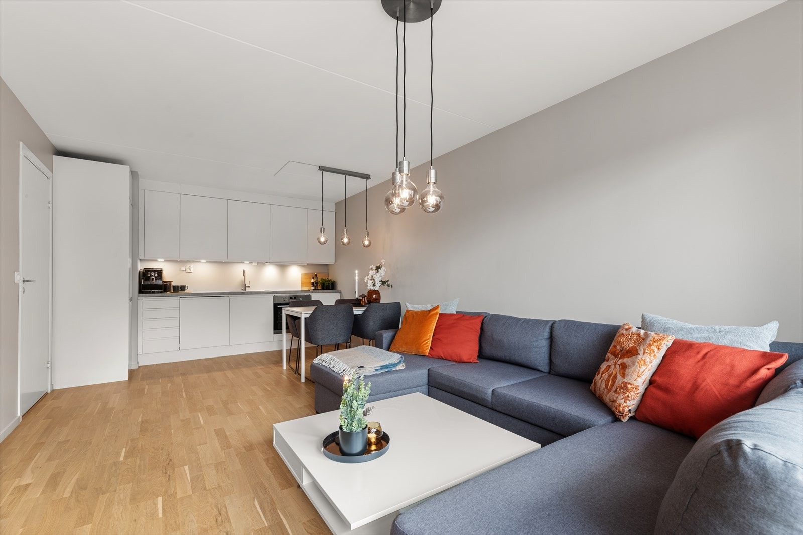 Leiligheten er malt i lyse moderne farger, og oppleves som gjennomført og pent. Galleribilde