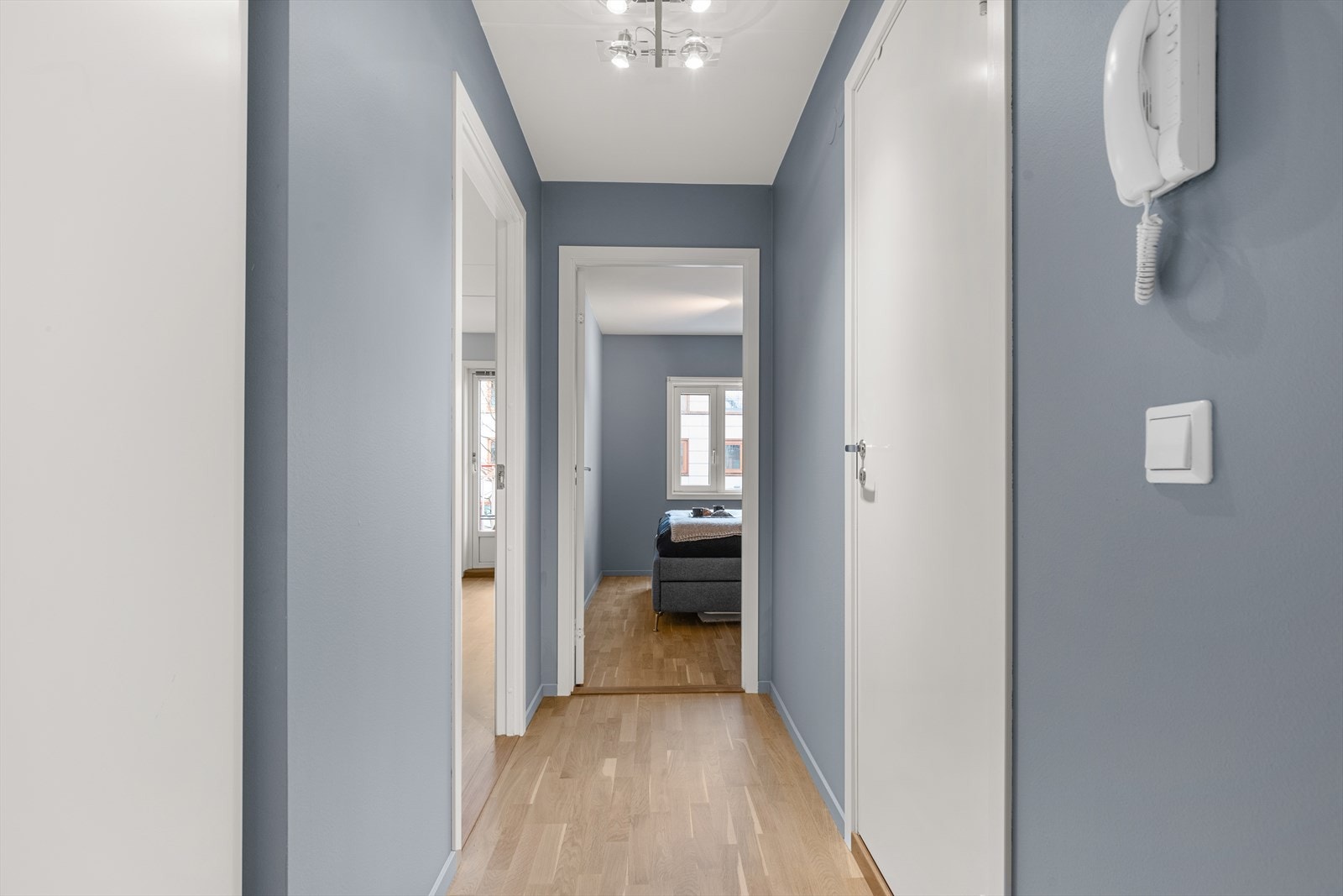 Lys entre med garderobeløsning. Galleribilde