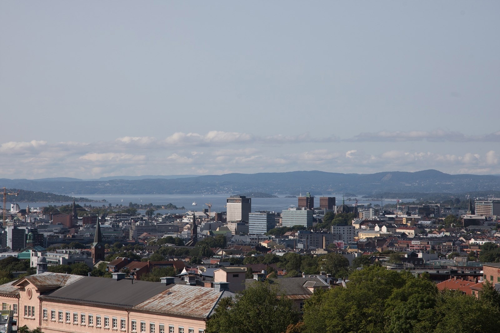 Flott utsikt og svært gode solforhold på takterrassen. Galleribilde