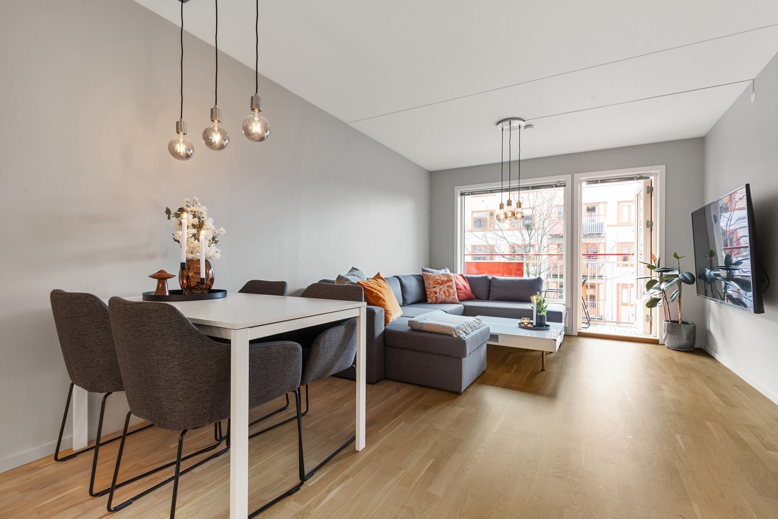 Velkommen til Sinsenveien 5B, presentert av Espen Johnsen og Mathias Solheim Ørnes ved Nordvik Majorstuen. Galleribilde