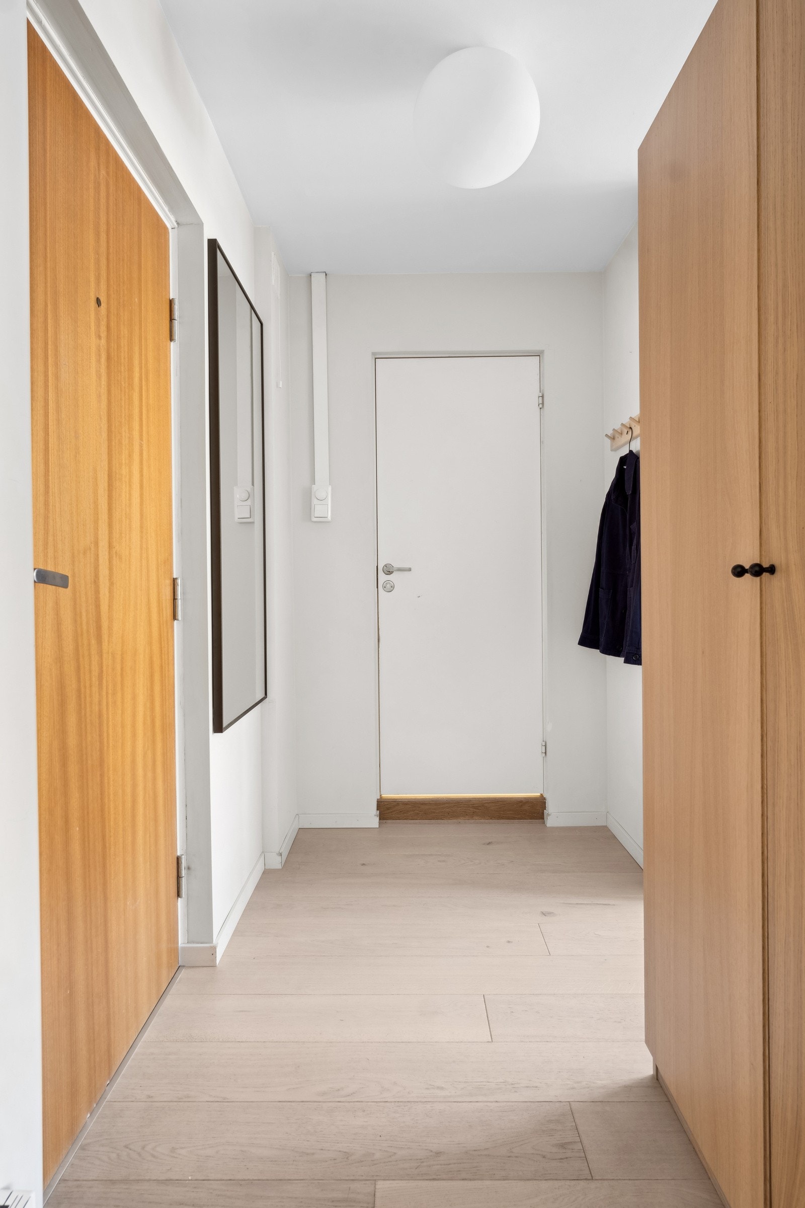 Fra lys entré med god plass til garderobe Galleribilde