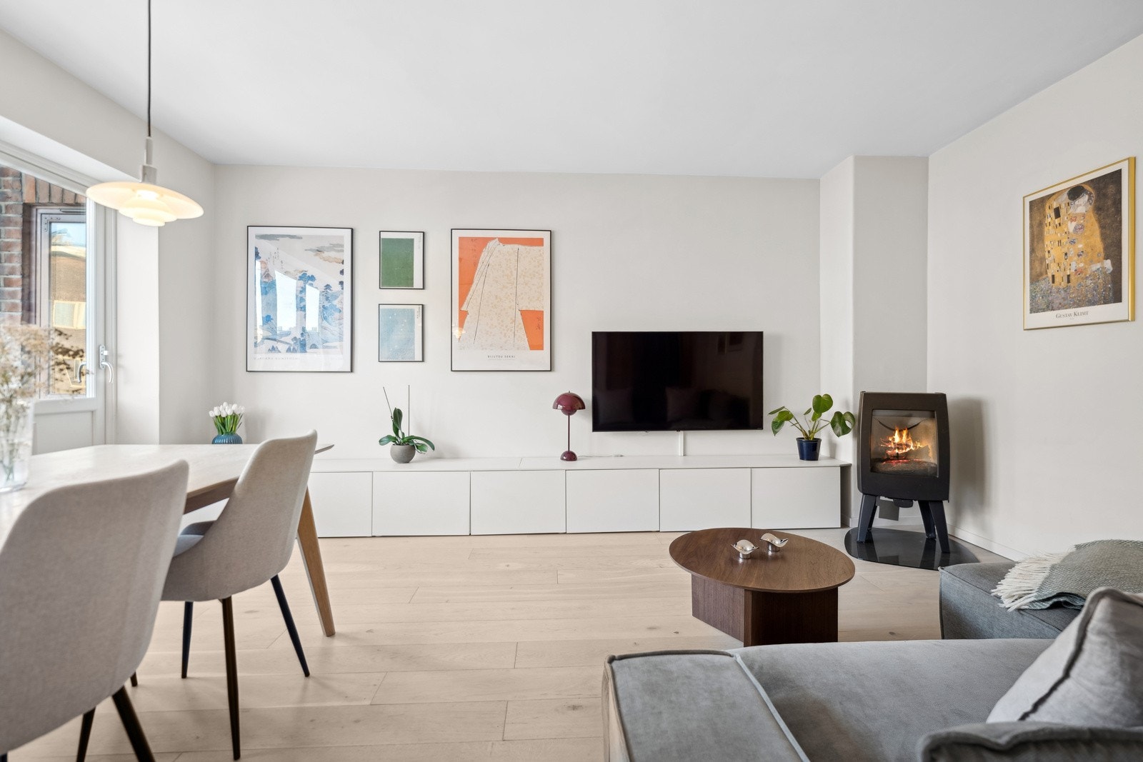 Stuen er romslig og det er plass til mange rundt spisebordet Galleribilde