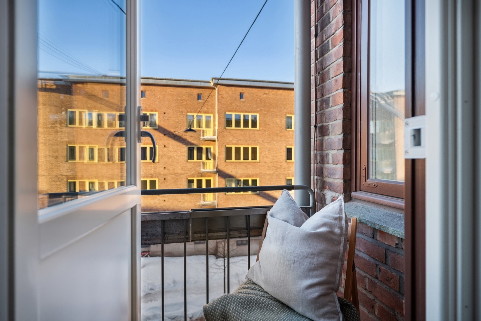 Stuen har utgang til liten balkong Galleribilde