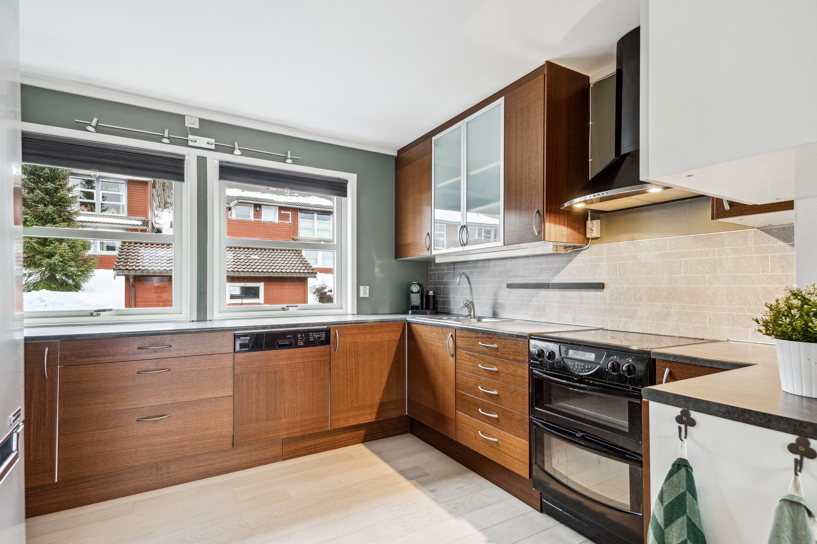 Pent oppmalt kjøkken med godt med gjennomlys. Galleribilde