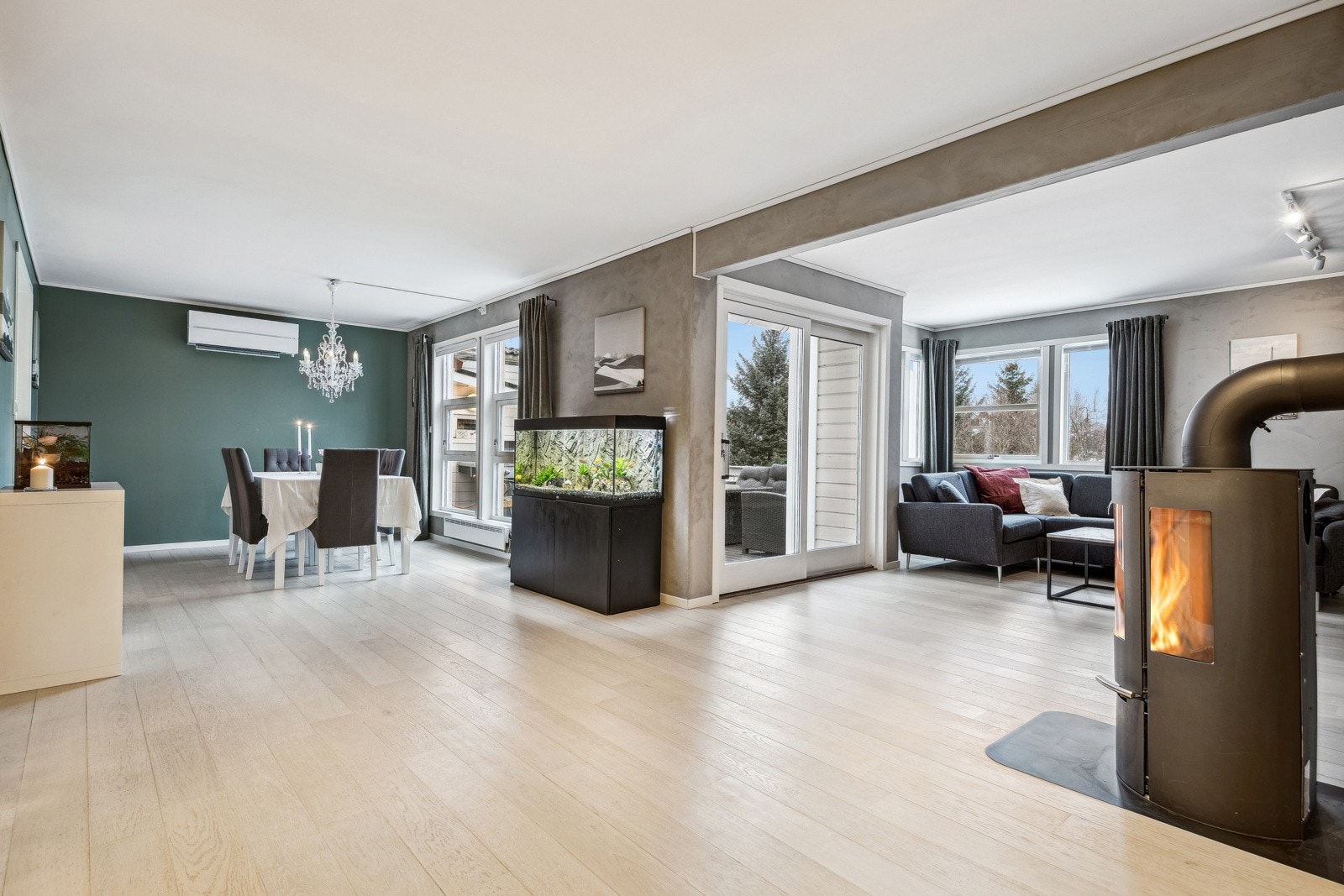 Tiltalende og innbydene stue med nytt gulv. Galleribilde