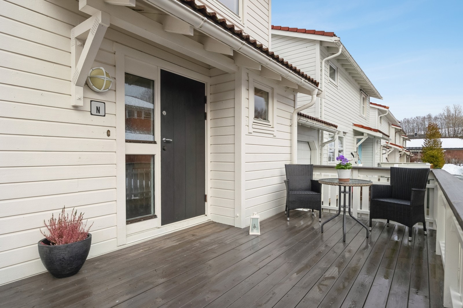 En vakker inngang med tilhørende terrasse skaper en innbydende atmosfære. Galleribilde