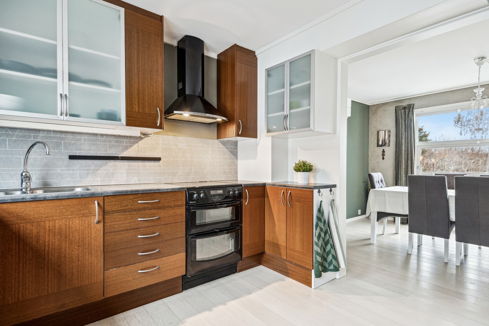 Flott kjøkken med rikelig skap- og skuffeplass. Kjøkkenet er pent oppmalt. Galleribilde