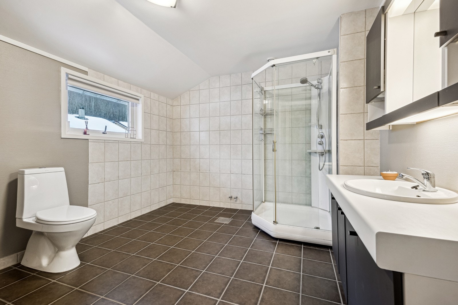 Boligen har totalt 2 bad av god størrelse og et ekstra toalettrom. Galleribilde