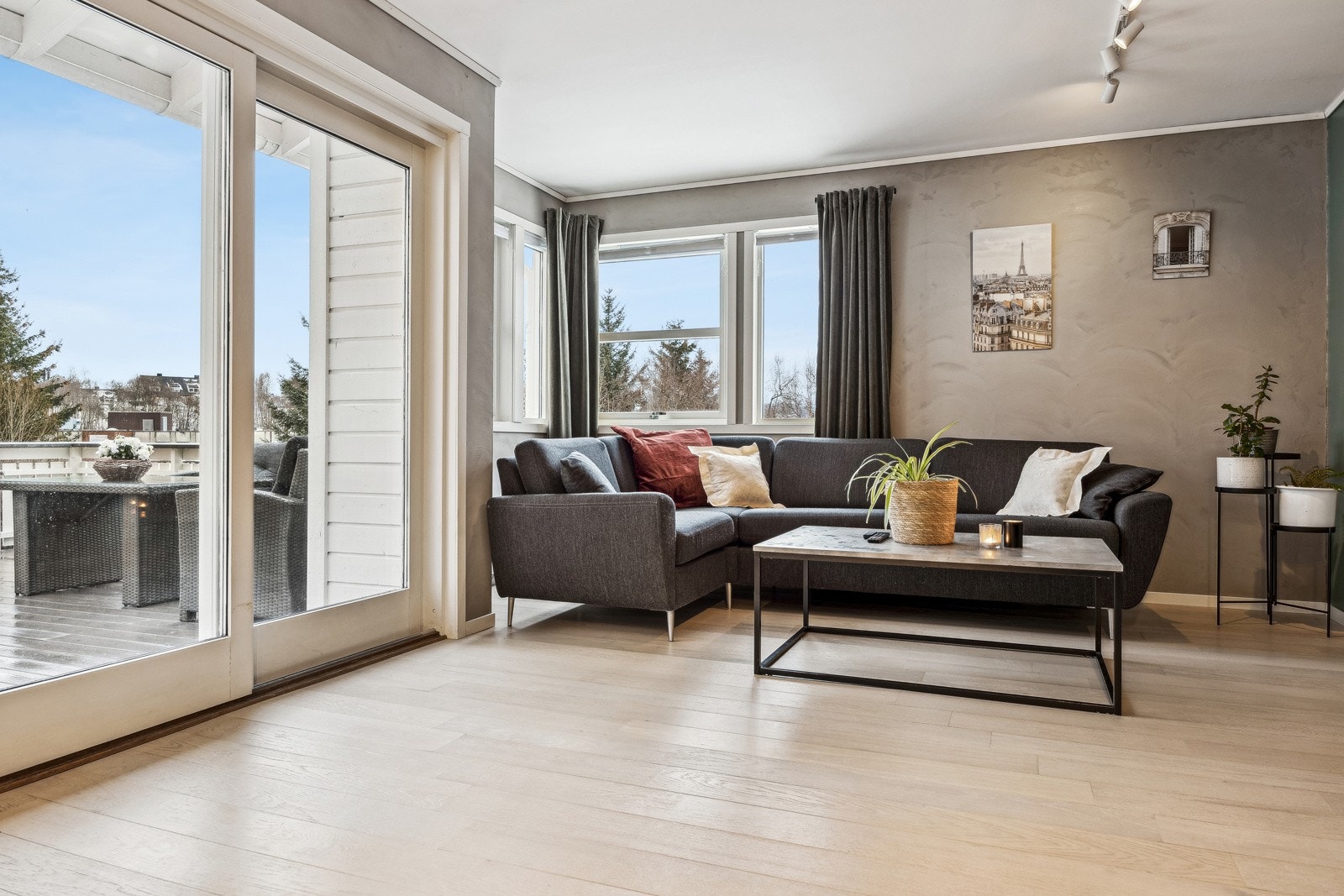 Utgang til terrasse fra stuen. Galleribilde