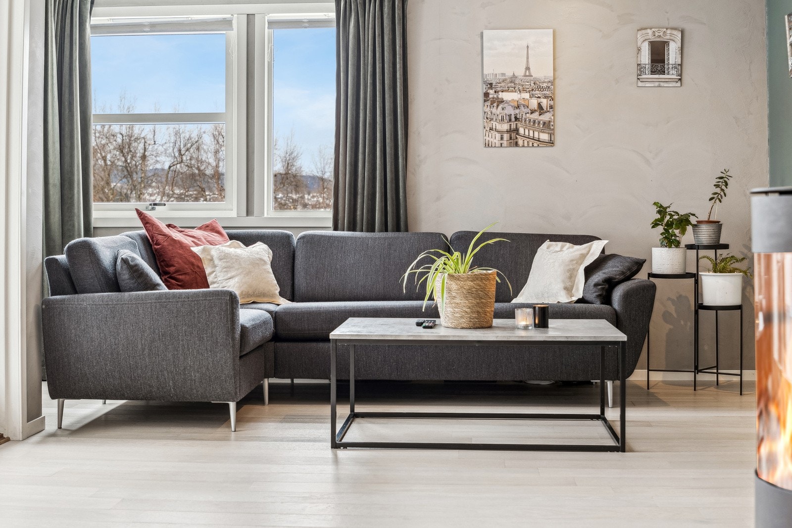 Det er også god plass til et større salongbord i sofakroken. Galleribilde