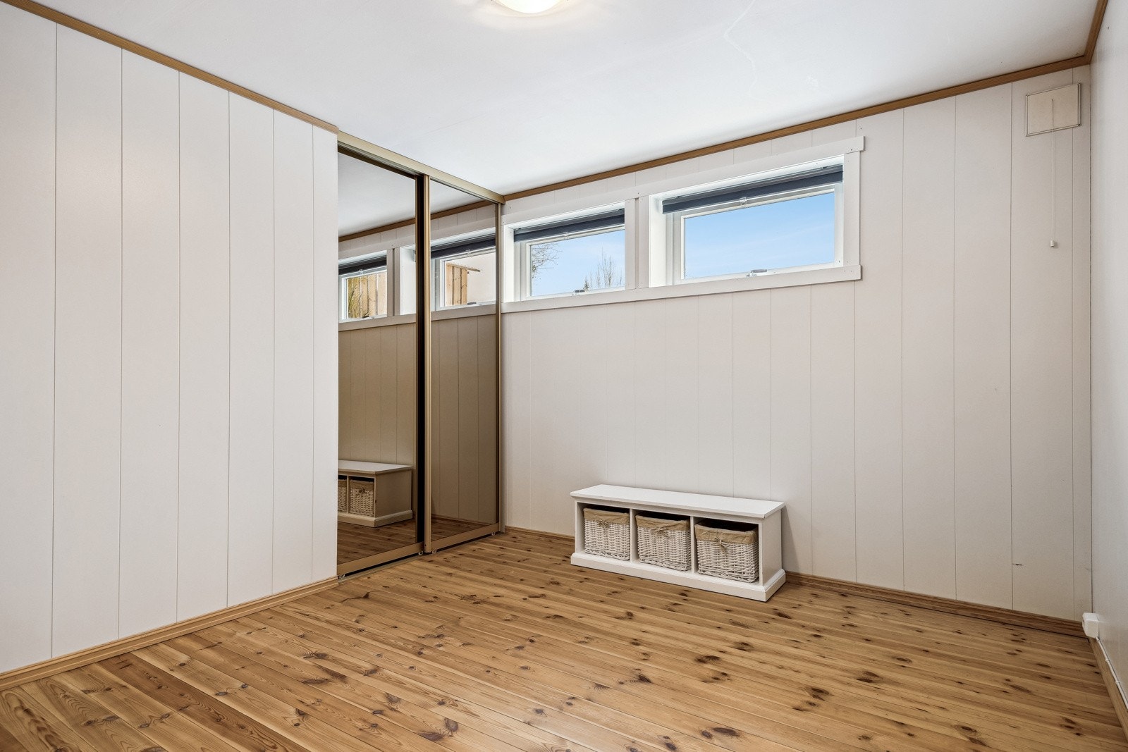 Rom i kjeller som brukes som soverom er på 10 kvm (ikke godkjent for varig opphold). Galleribilde