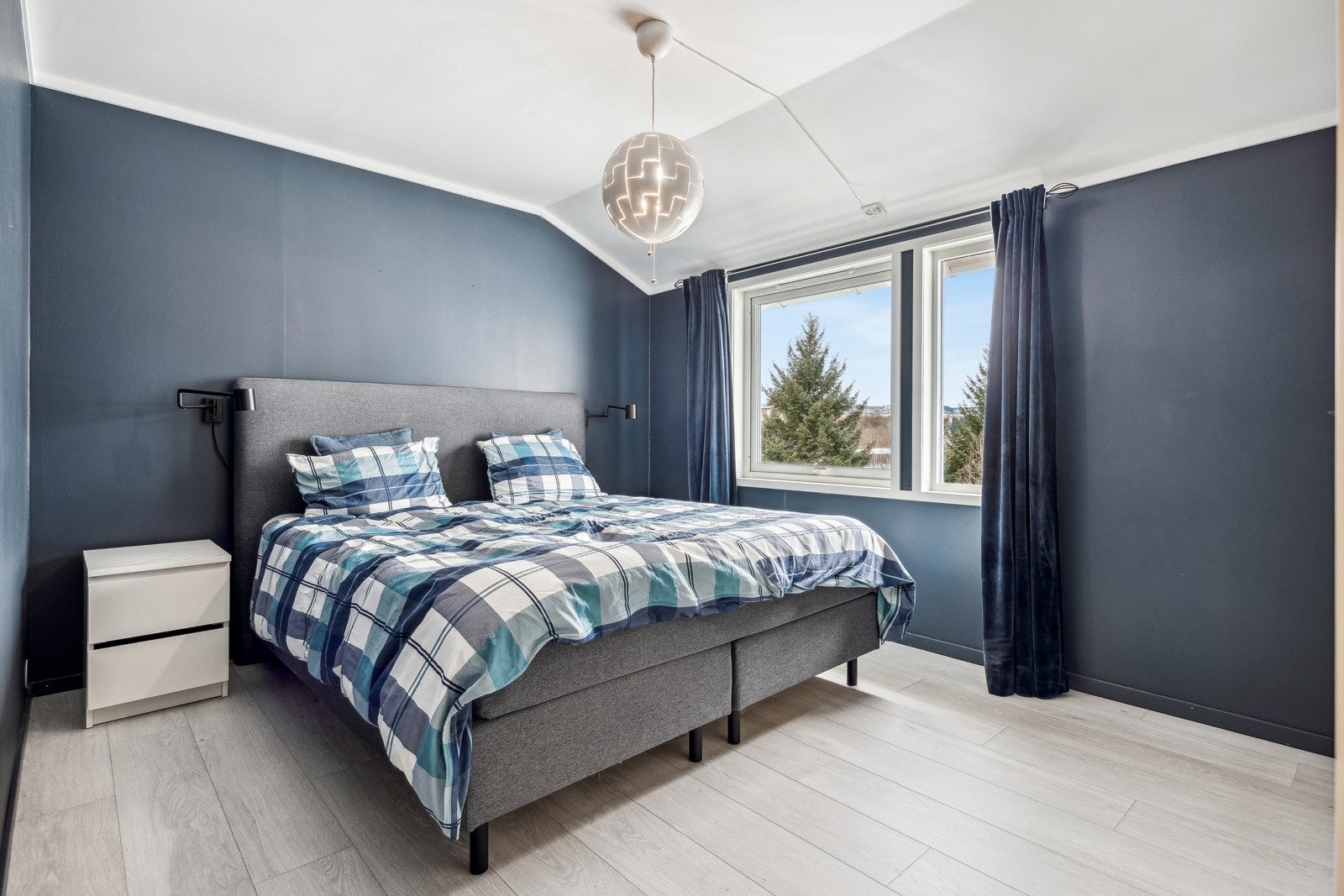 Soverom 1 måler 12 kvm. Flott utsikt. Galleribilde