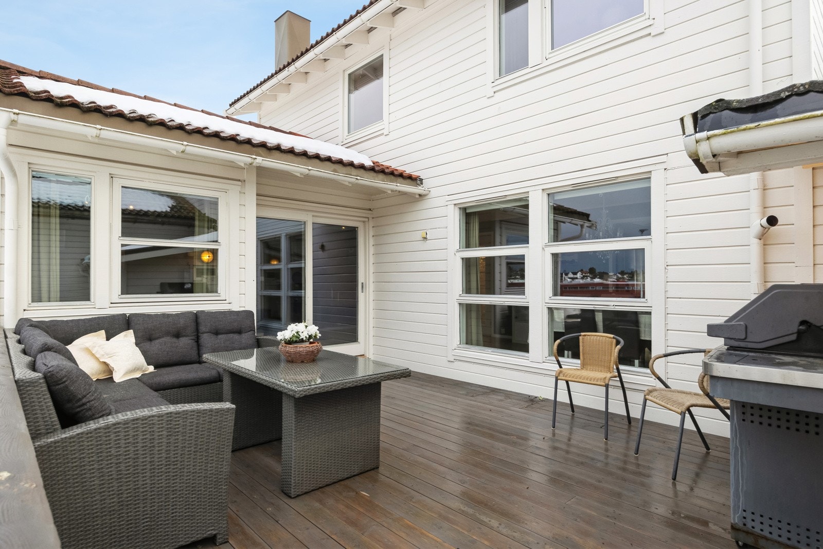 Stor og flott terrasse med meget god plass for utemøblement. Galleribilde