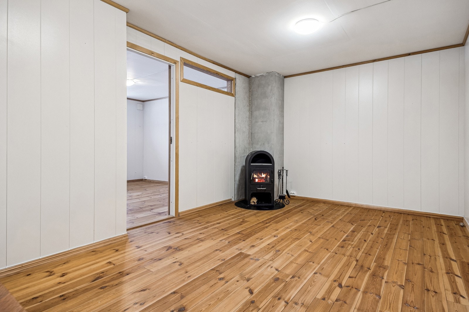 Rom i kjeller som brukes til kjellerstue er på ca. 14 kvm (ikke godkjent for varig opphold). Galleribilde