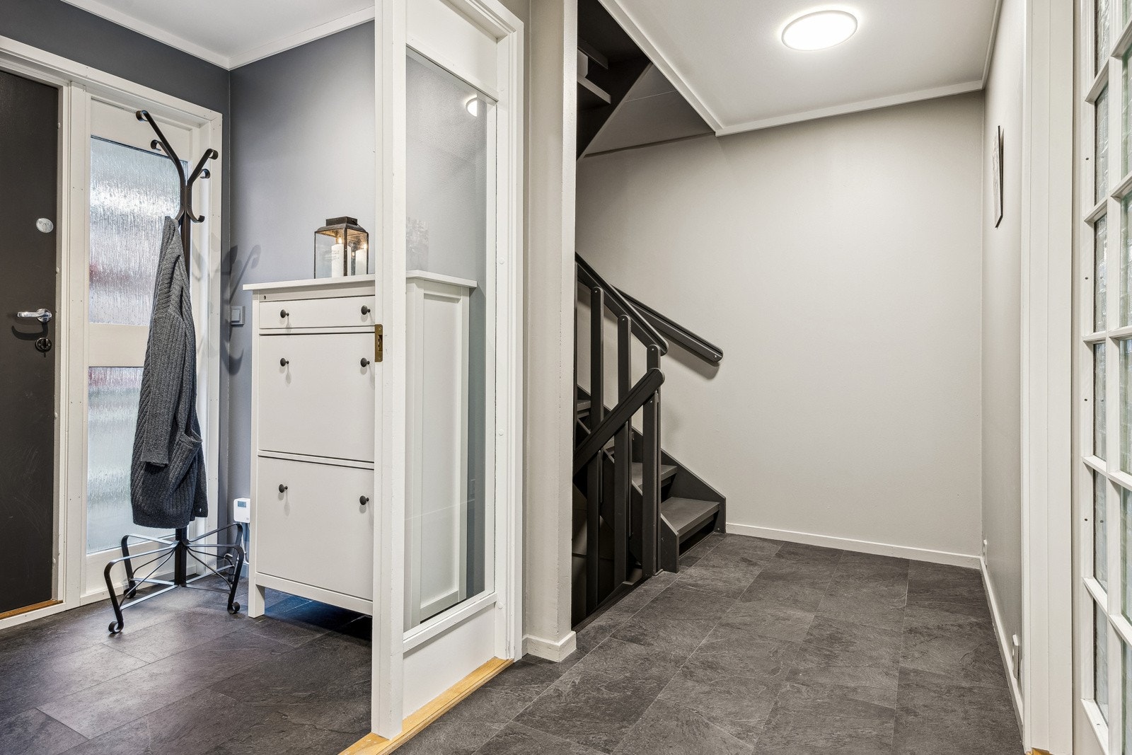 Velkommen inn! Entré og gang på 10 kvm. Galleribilde