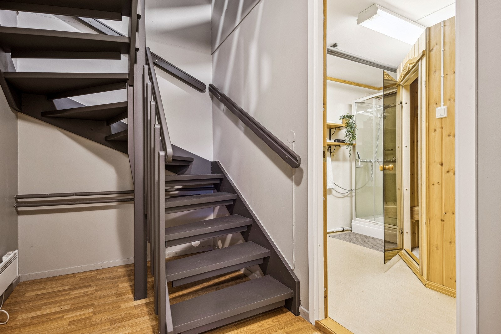 Gang ned til kjelleretasje. Galleribilde