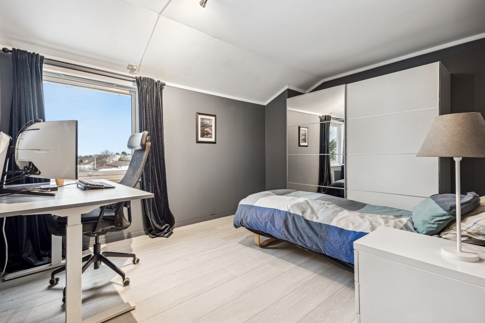 Soverom 2 på 12 kvm. har god plass til dobbeltseng og garderobeløsning. Flott utsikt.Soverom Galleribilde