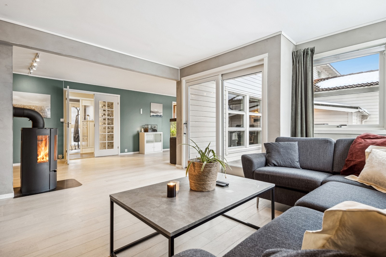 Stuen har store vinduesflater som slipper inn rikelig med lys. Galleribilde