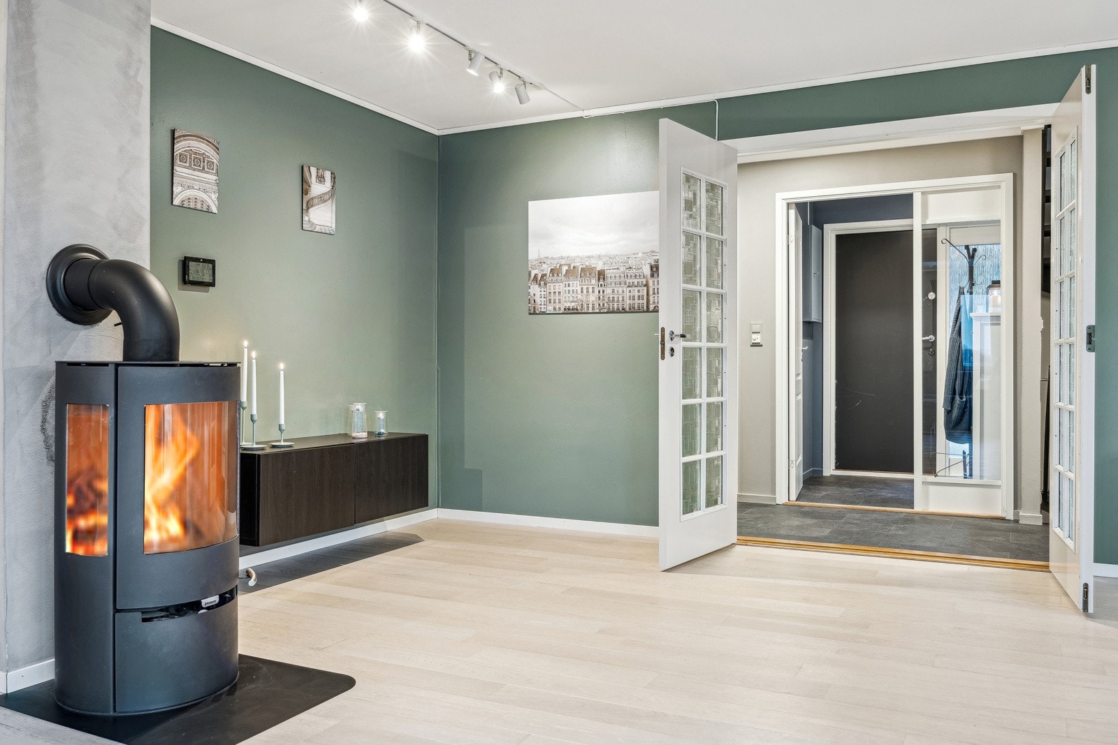 Stuen er malt i moderne og stilige farger som også gjør det enkelt å sette personlig preg på innredning. Galleribilde