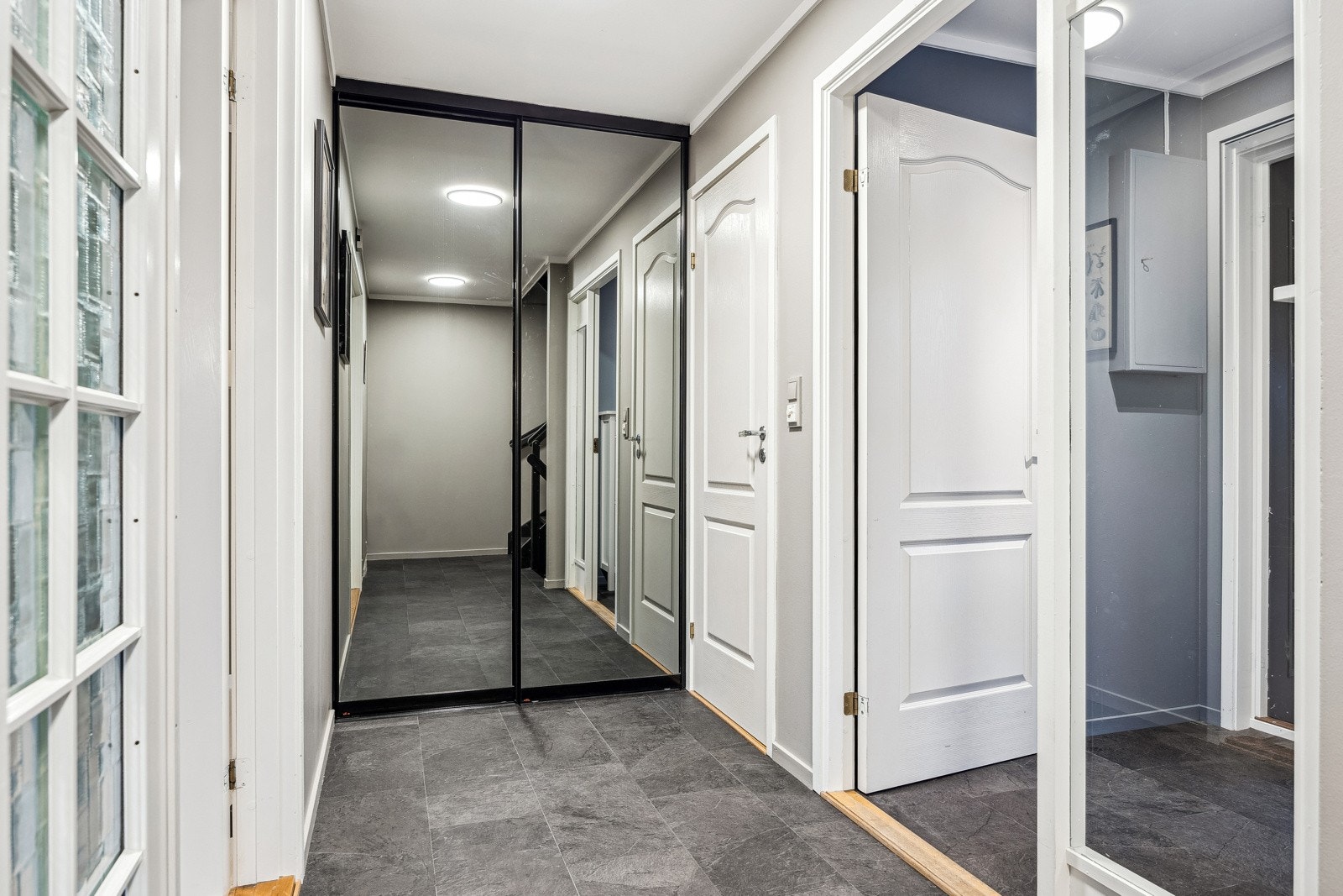I gangen er det en stor speildørskyvegarderobe. Galleribilde
