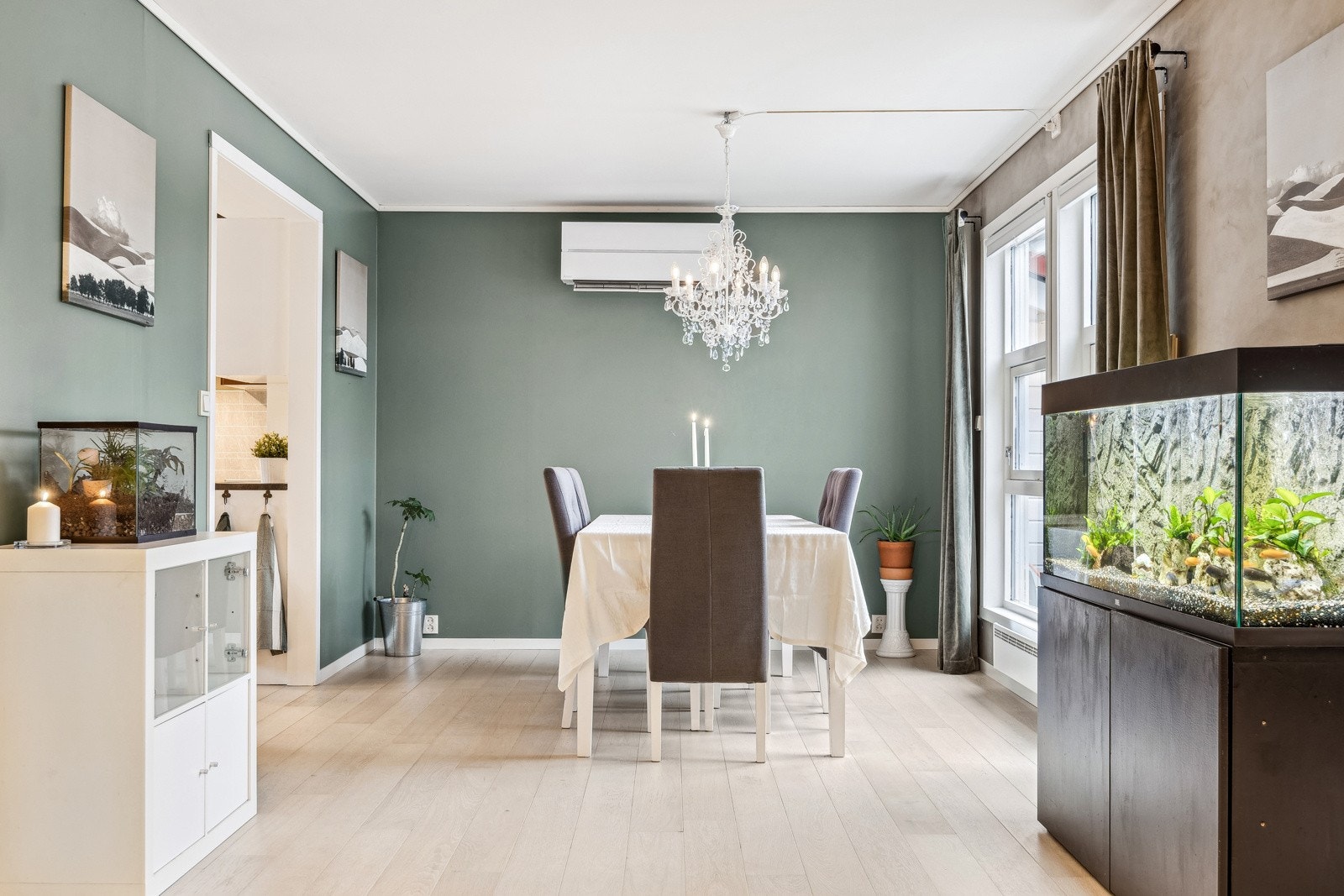 Spisestuen ligger like ved kjøkkenet. Galleribilde