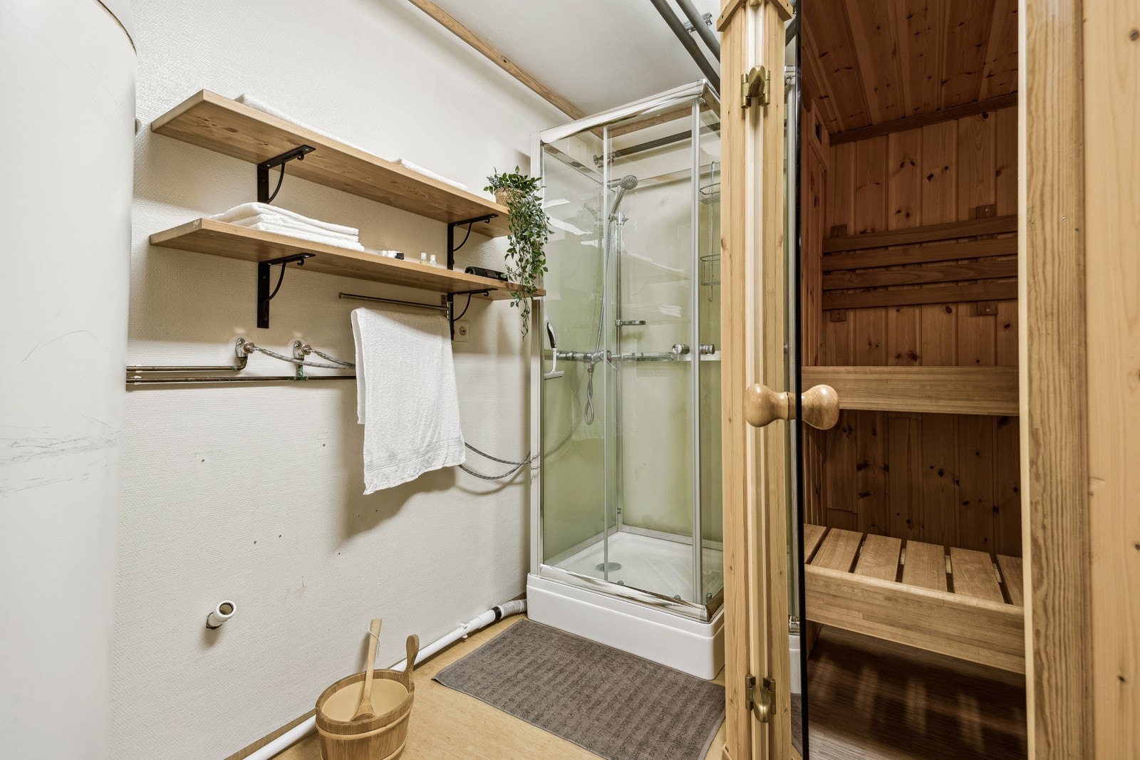 Badet i kjelleren er på ca 9 kvm. Galleribilde