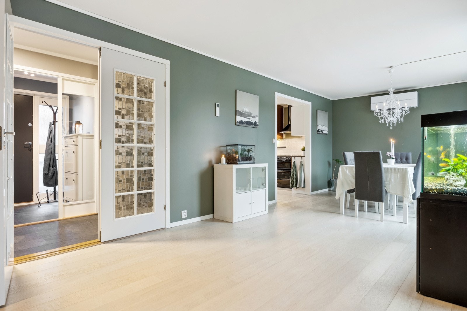 Fra gangen inn til stuen er det en flott dobbeltdør. Galleribilde