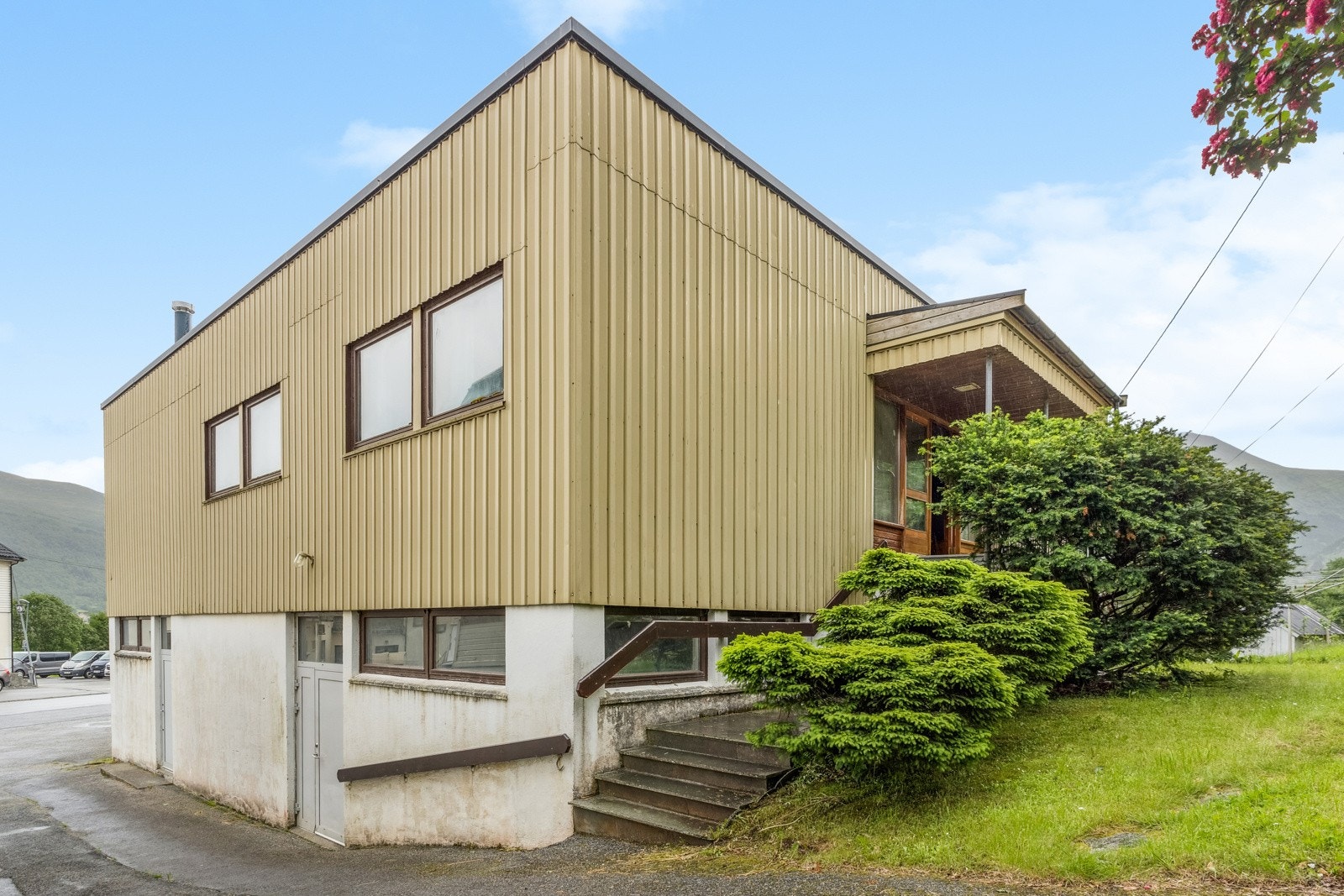 Det er 2 bustadhus på eigedomen Galleribilde