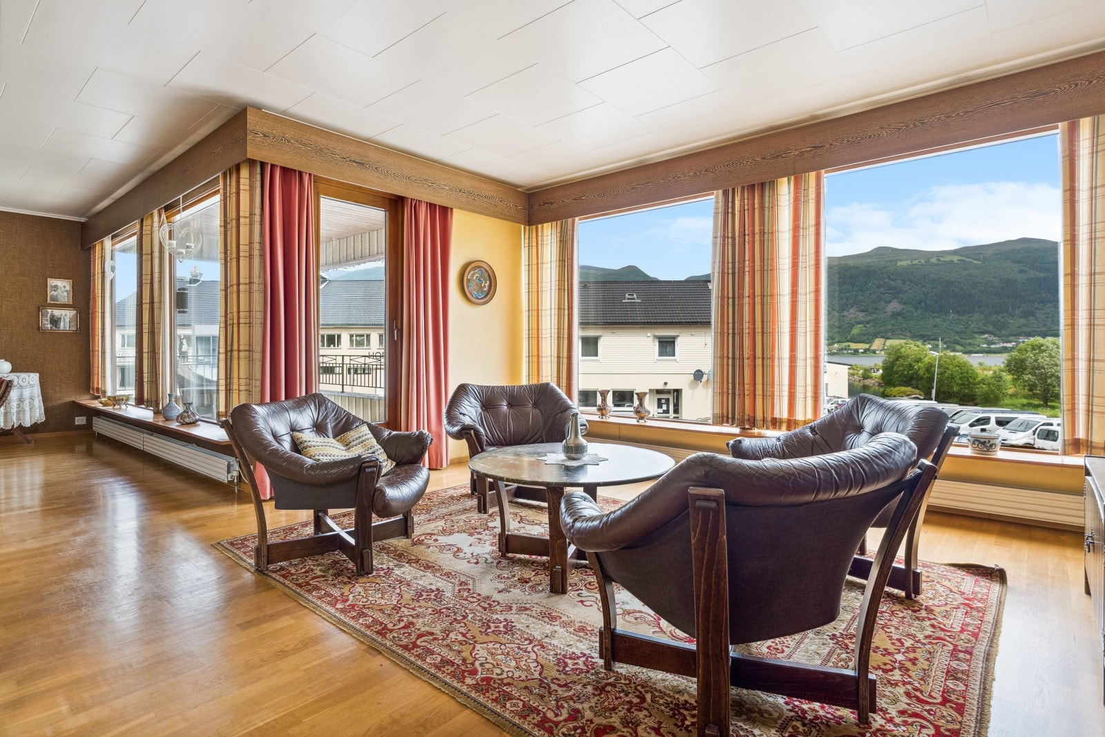 Frå stova har ein utgang til dels overbygd terrasse Galleribilde