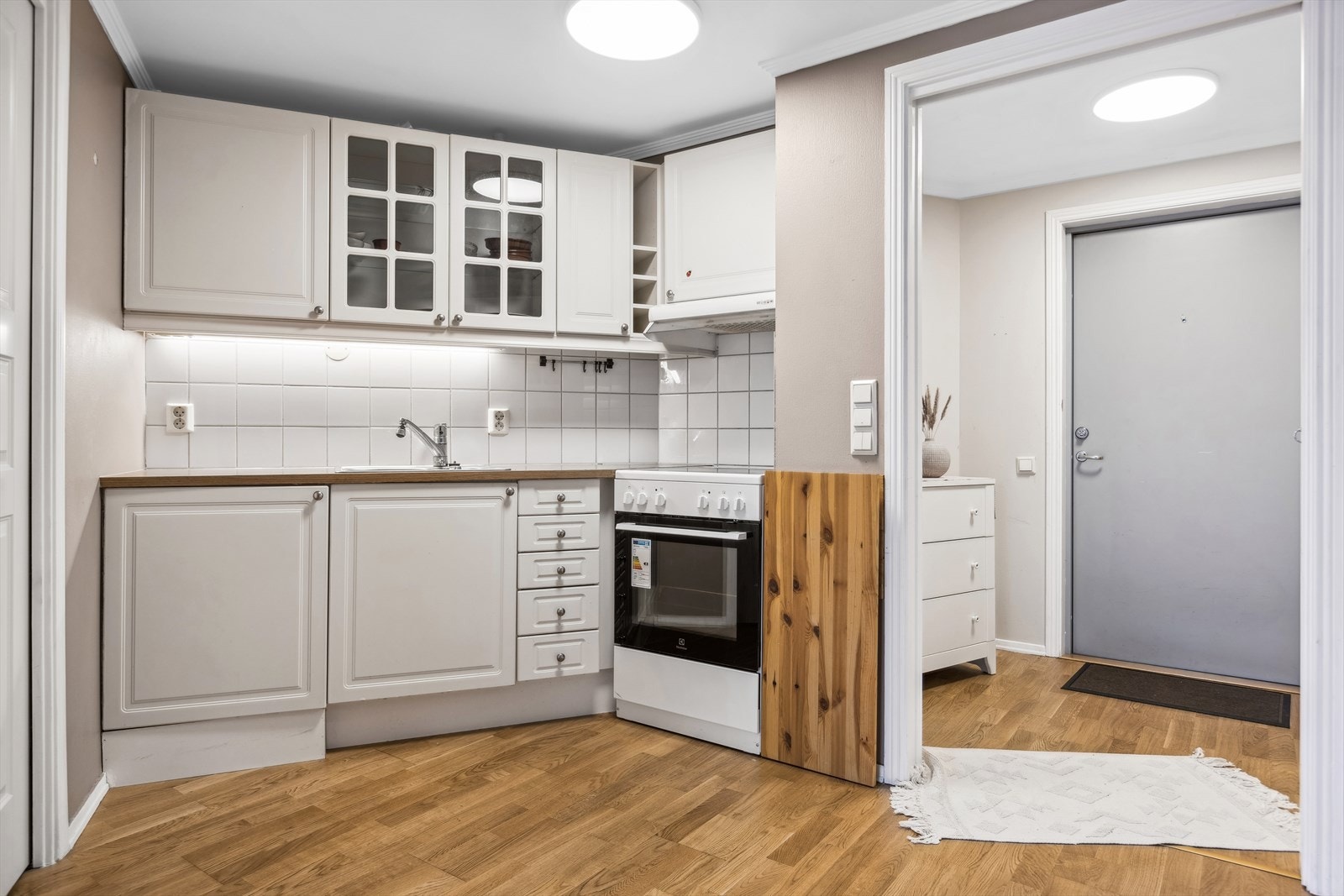 Kjøkkenet har profilerte fronter og laminat benkeplate Galleribilde