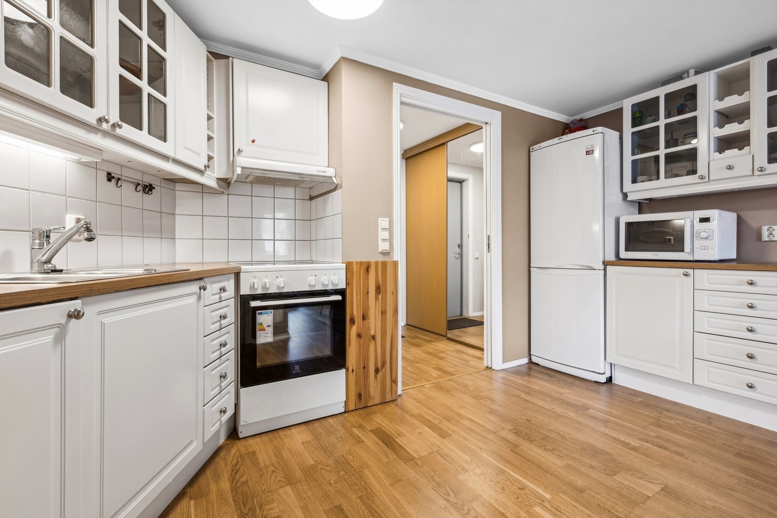 Kjøkkenet er godt utnyttet med skap og benkeplass Galleribilde