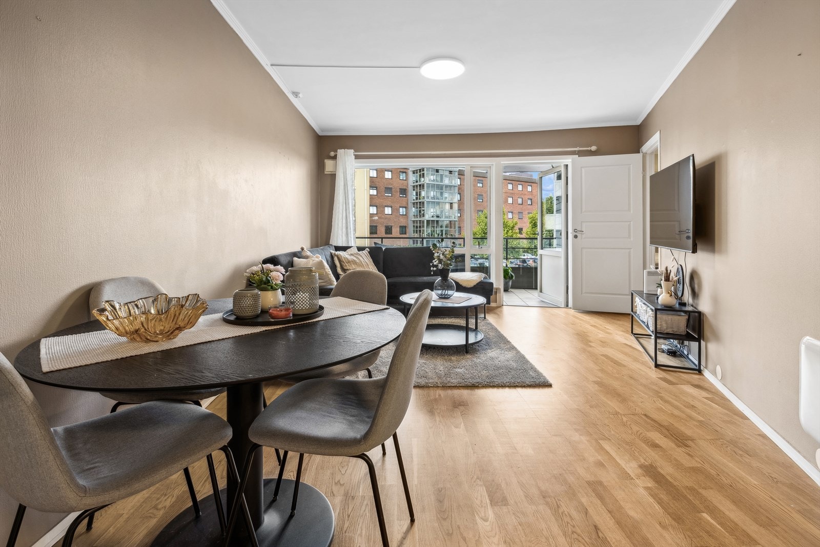 Stuen har store vindusflater som gir naturlig sollys Galleribilde