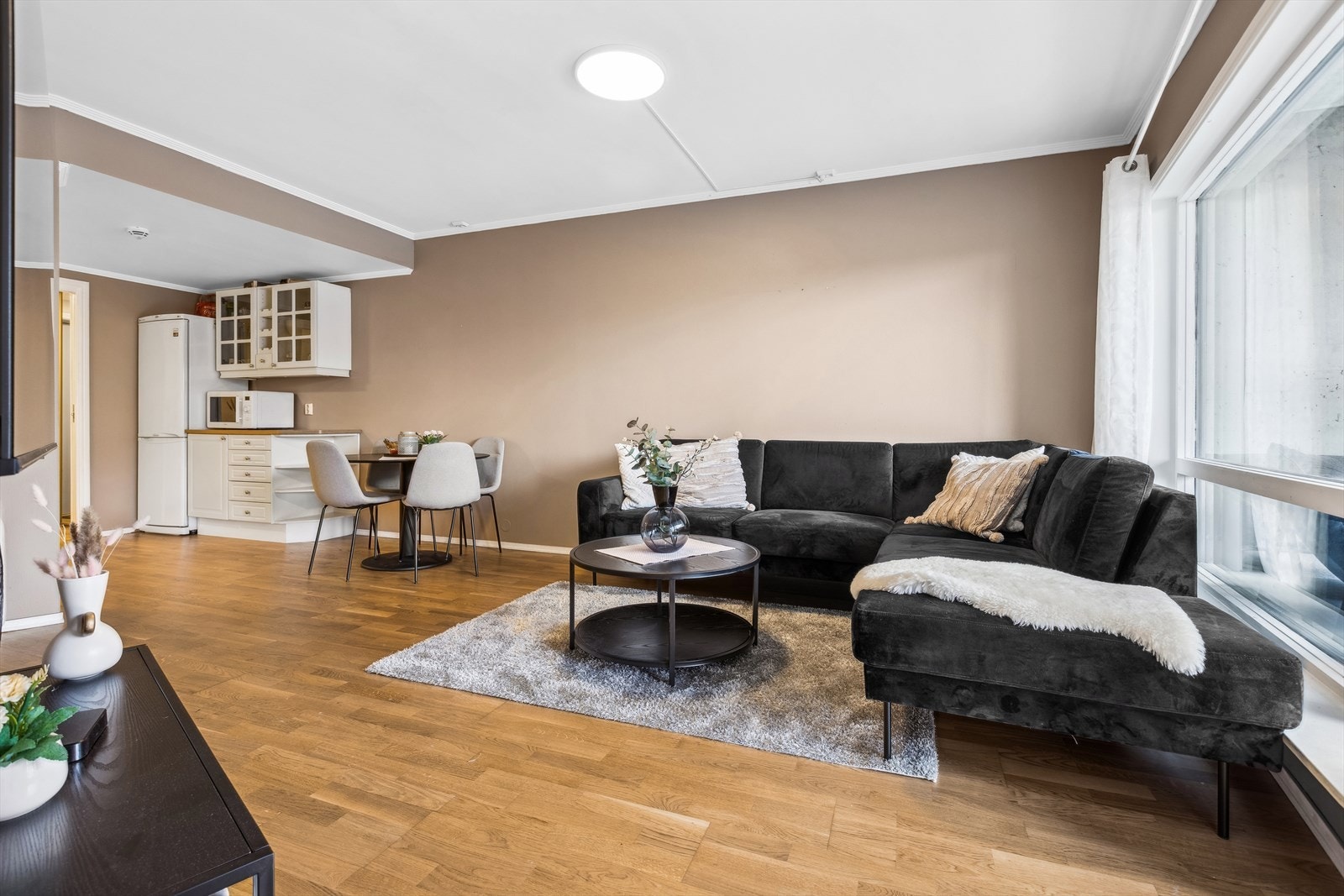 I stuen finner sofaen sin naturlige plass Galleribilde