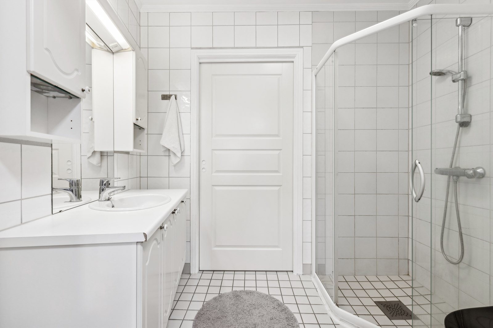 Badet er flislagt og har varme i gulvet. Galleribilde