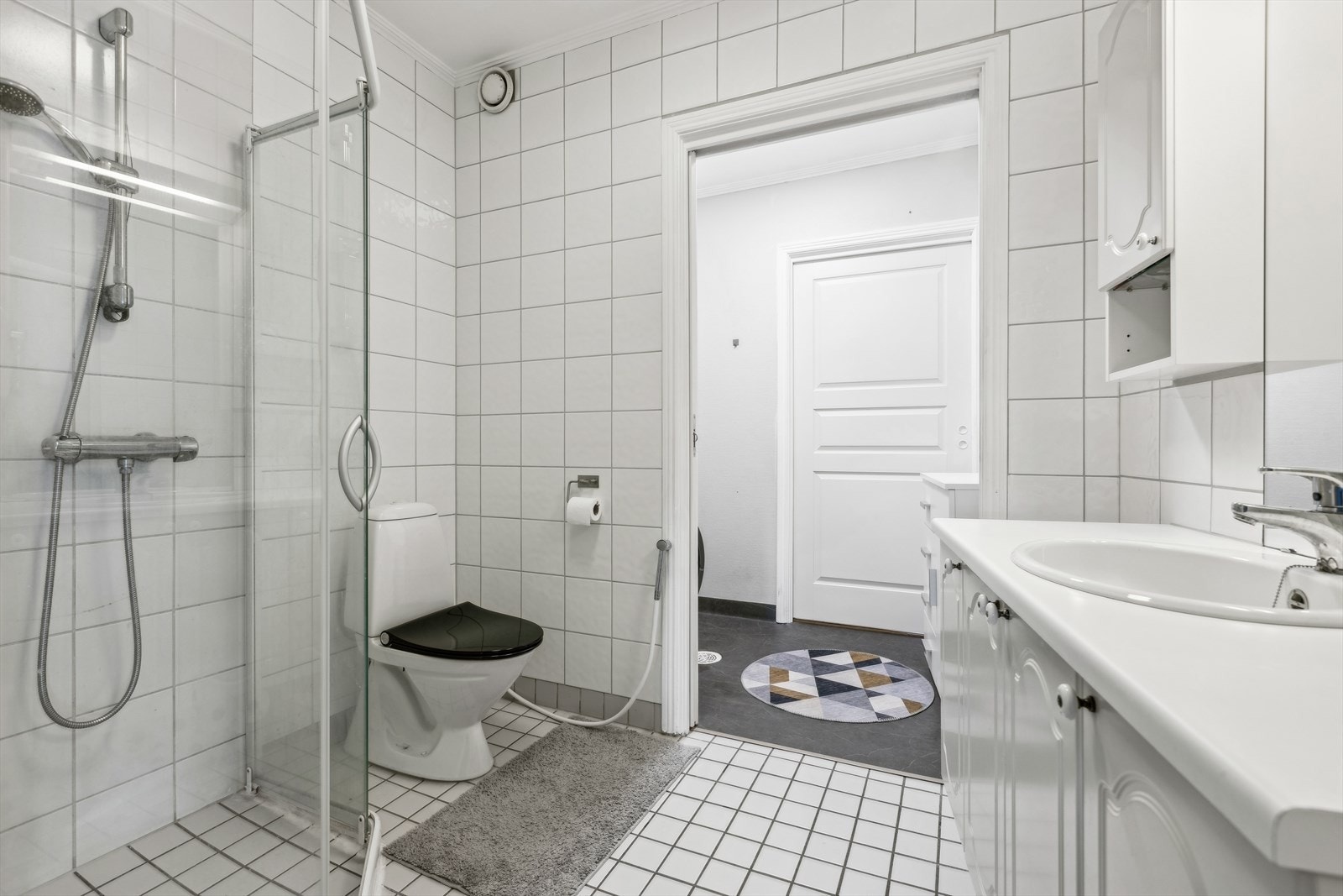 Rommet er utstyrt med dusjhjørne, wc og servant med skap Galleribilde