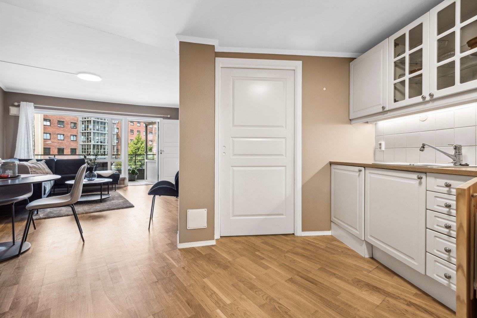 Kjøkkenet ligger i luftig og åpen løsning mot stuen Galleribilde