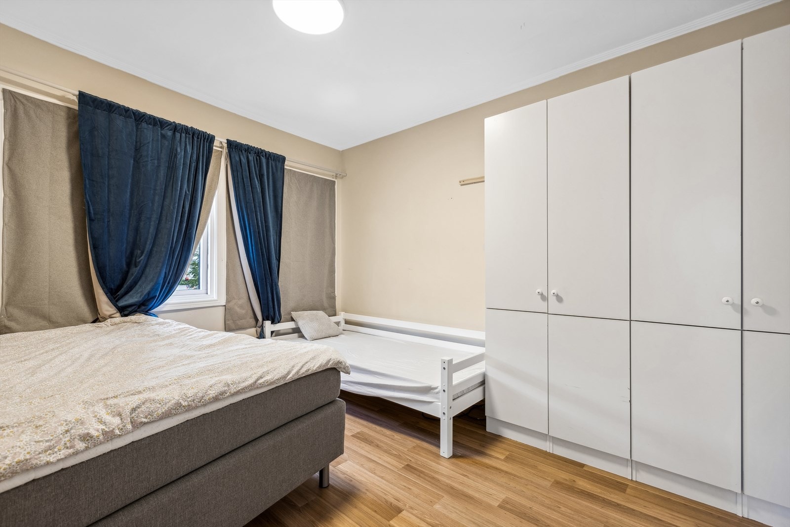 Soverommet er romslig og har garderobeløsning Galleribilde