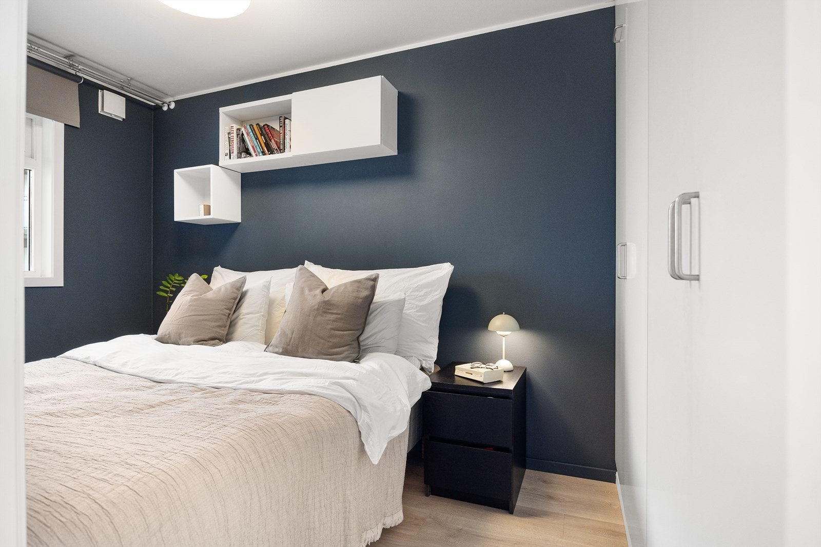 Plass til dobbeltseng og nattbord. Galleribilde