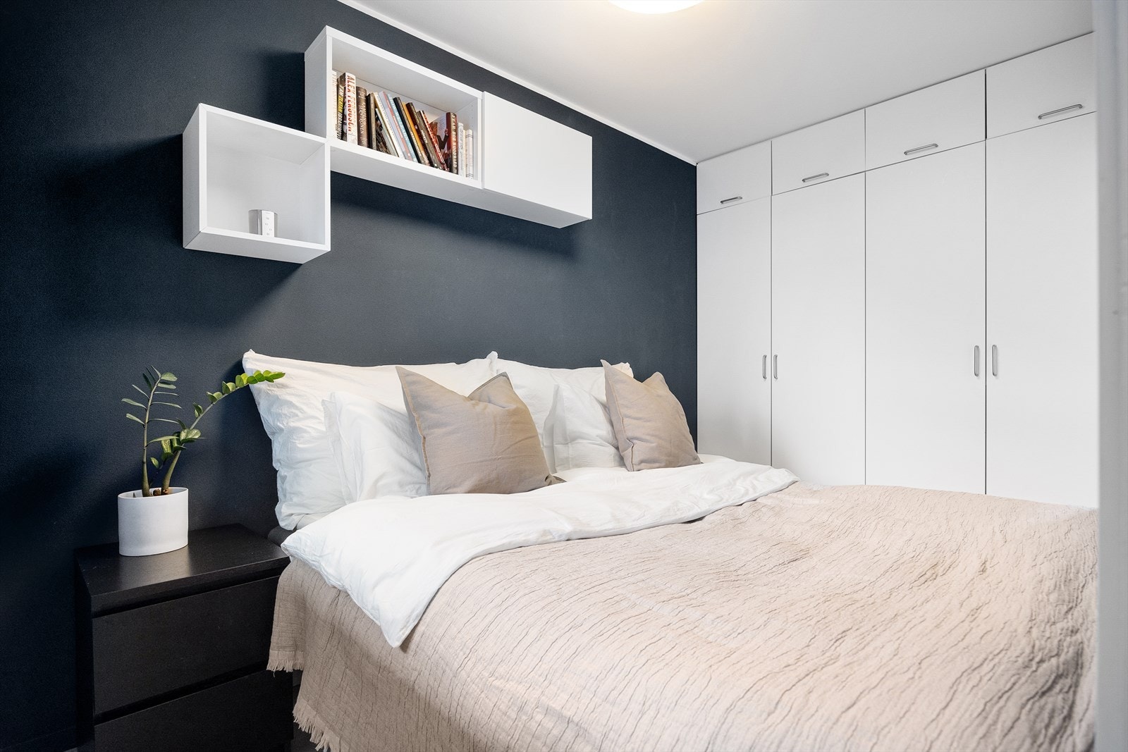 Lunt og innbydende soverom med stor garderobeløsning. Galleribilde