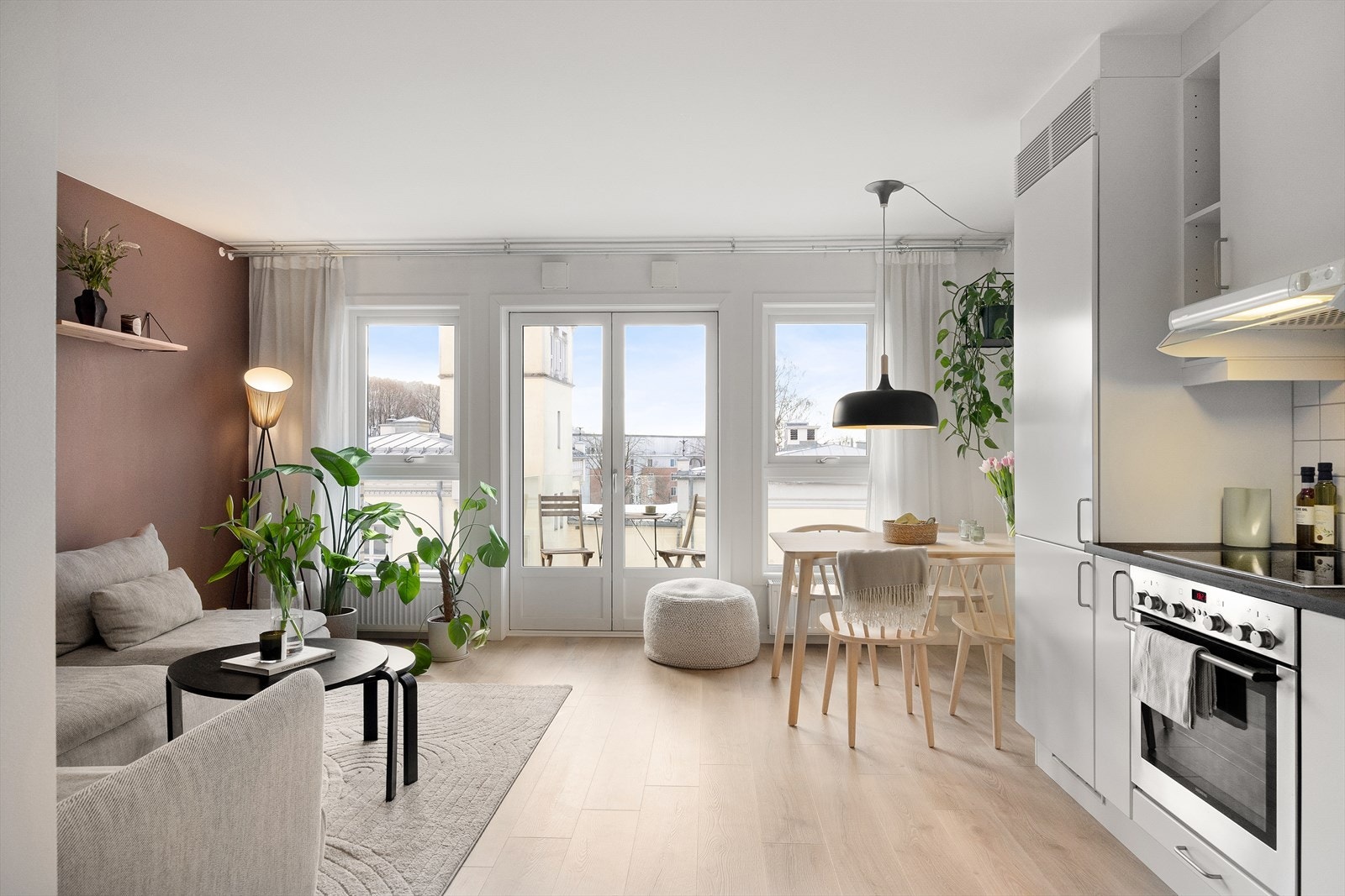 Planløsningen er optimal med god plass til spisebord og stor sofakrok. Galleribilde