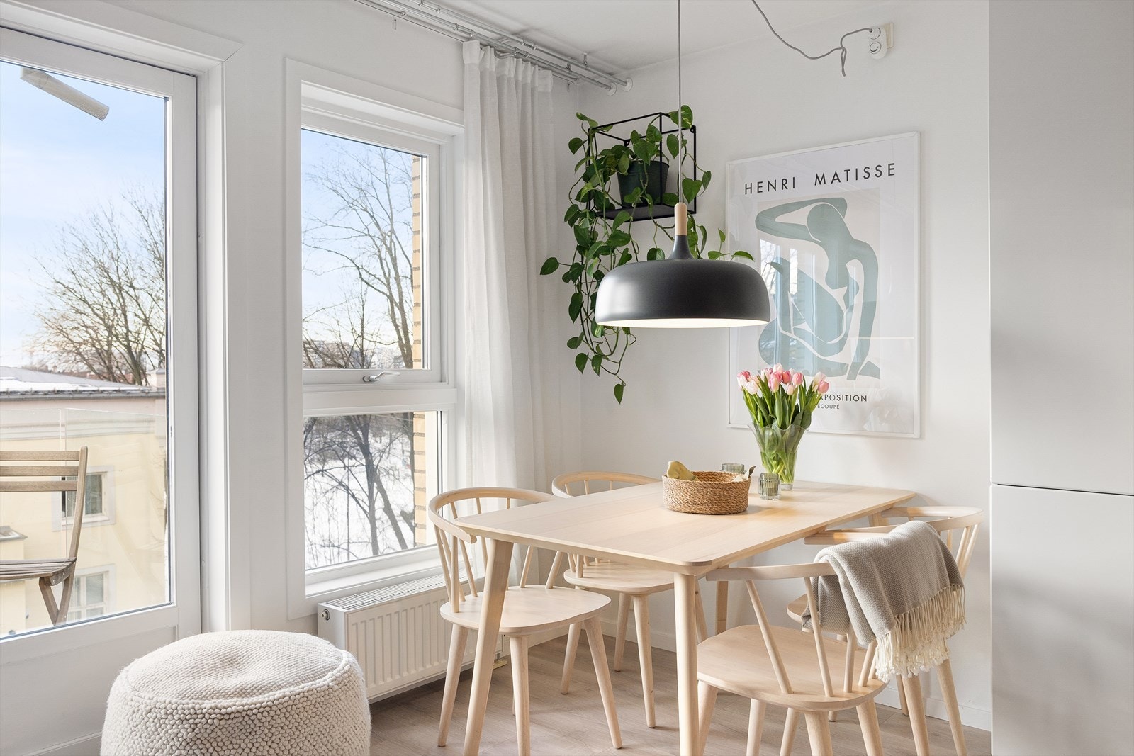 Her kan man nyte hvert måltid til rikelig med naturlig lys og hyggelig utsyn. Galleribilde